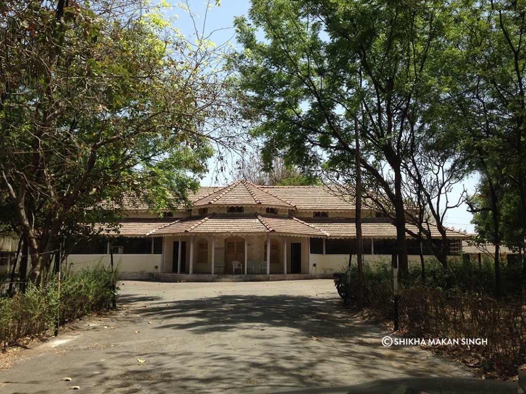 In Sihor, we went to take an inquisitive look at an old colonial building, now housing for government department.