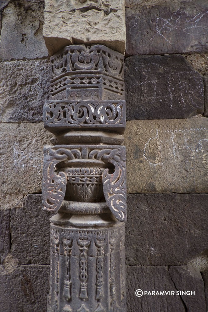 Ranthambhore Fort details on pillar.