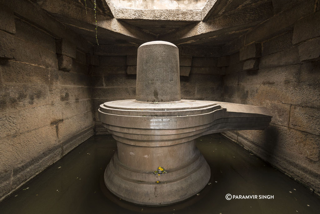 Bedavalinga Shiva Linga at Hampi